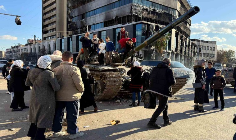 Esadın tankları çocuklara oyuncak oldu