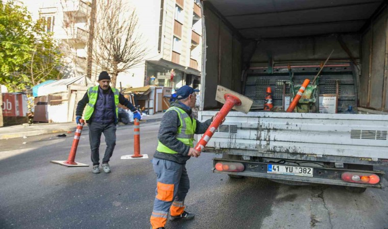 Esenyurt Belediyesi ekipleri trafiği aksatan dubaları topladı