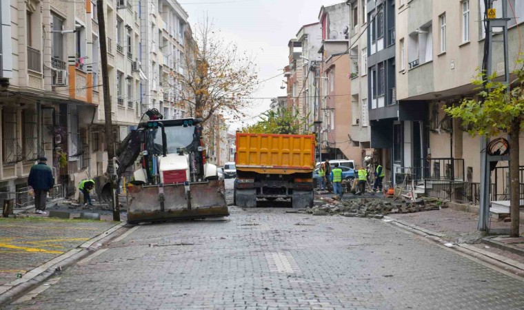 Esenyurt Belediyesi, tahrip olan yolları parke taşı çalışmalarıyla yeniliyor