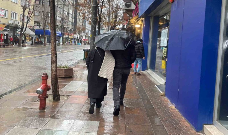 Eskişehirde yağmur kent merkezinde yoğunluğu azalttı