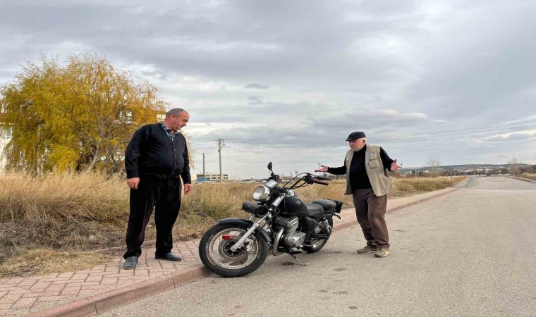 Esnaf kaza sonrası terk edilen motosiklete 2 aydır gözü gibi bakıyor