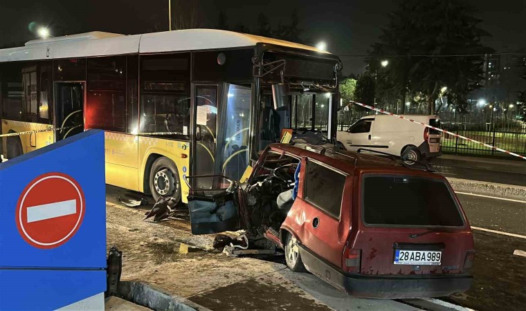 Eyüpsultanda Tofaş otomobil İETT otobüsü ile kafa kafa çarpıştı: 2 ağır yaralı