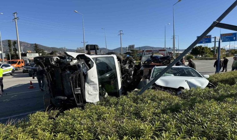 Fethiyede çekiciye çarpan otomobildeki üç kişi yaralandı