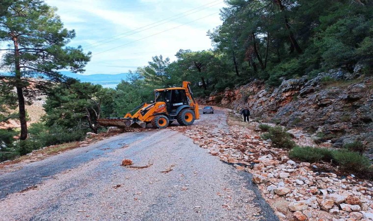 Finikede taş ve mıcırla kaplanan yol temizlendi