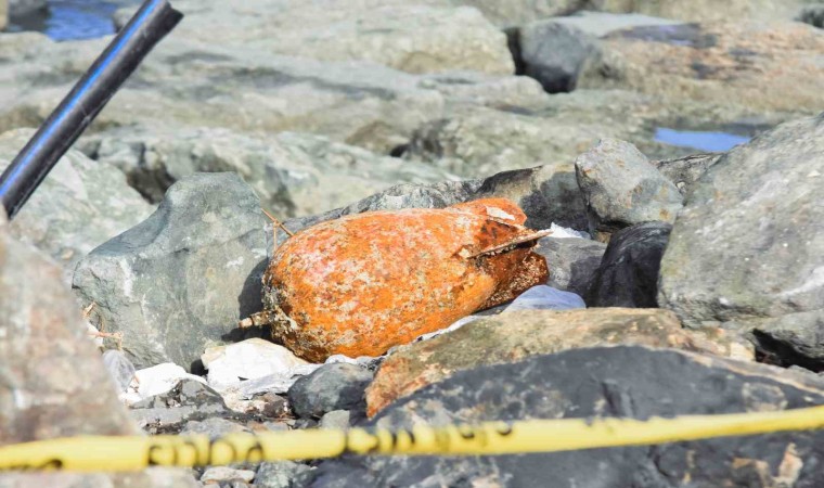 Fırtında dalgaların getirdiği deniz mühimmatı Rizede karaya vurdu