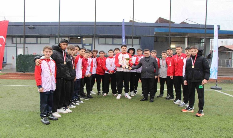 Genç erkekler futbolda şampiyon Düzce Spor Lisesi oldu