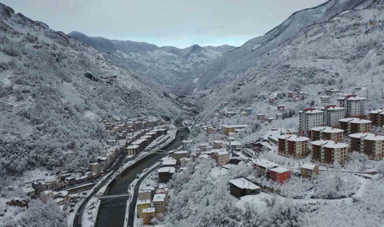 Giresunun Dereli ilçesi kar yağışıyla kartpostallık görüntülere büründü