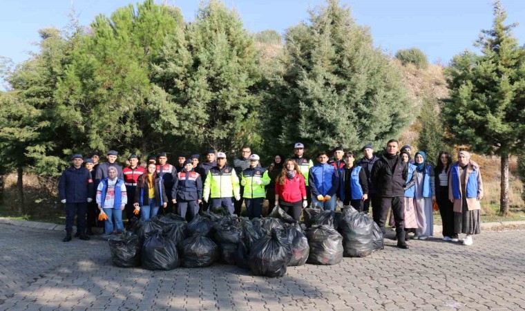 Gönüllü gençler ve jandarmadan çevre temizliği farkındalığı