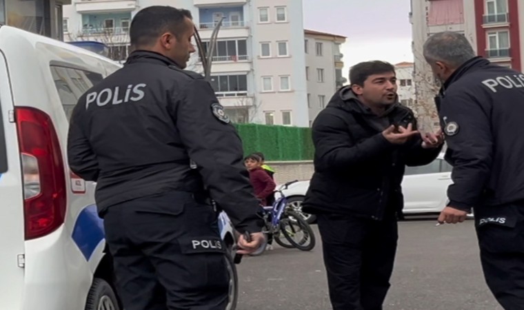 Gözaltına alınmak istenen şahıs, “Beni döv” diye polis memuruna yalvardı