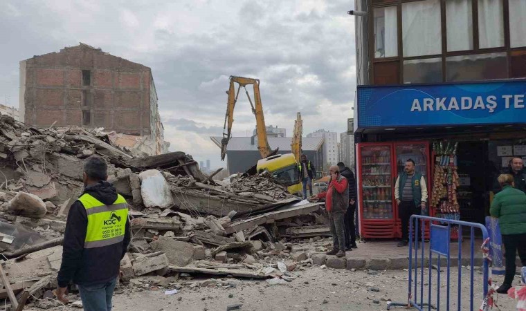 Güngörende kentsel dönüşüm kapsamında yıkımı yapılan bina çöktü