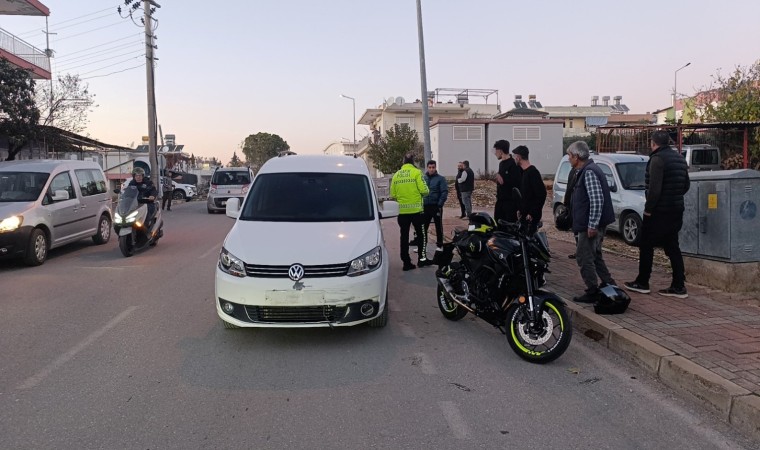 Hafif ticari araçla motosikletin çarpıştığı kazada motosikletli yaralandı