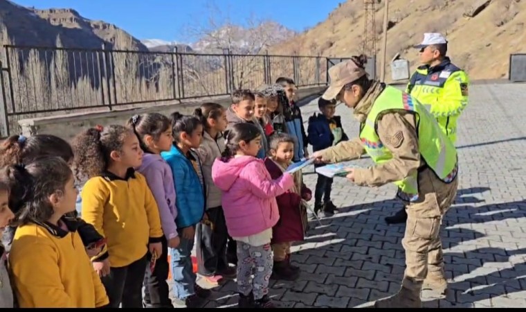 Hakkaride jandarma ekipleri köydeki öğrencilere trafik eğitimi veriyor