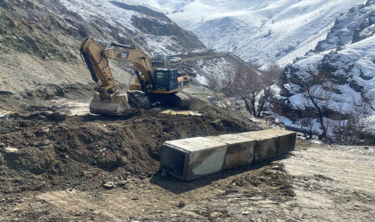 Hakkaride köy yolları kışa hazırlanıyor