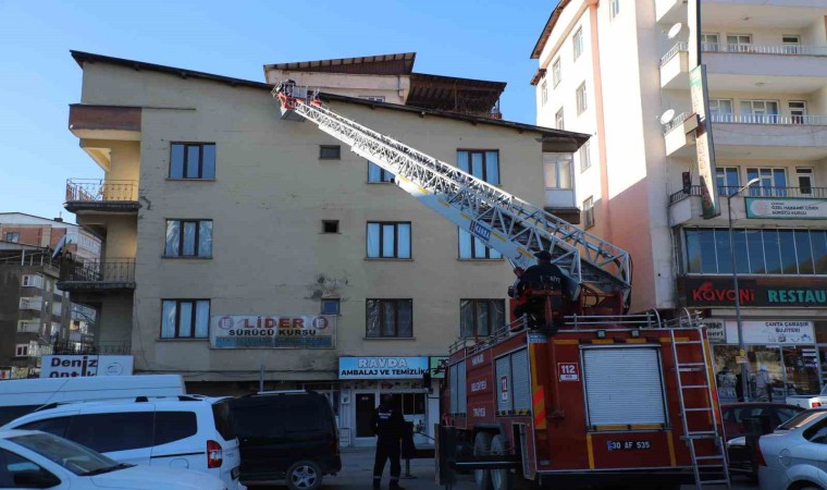 Hakkaride tehlike oluşturan buz sarkıntıları temizledi