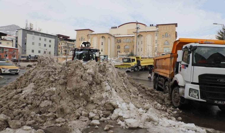 Hakkarideki kar yığınları şehir dışına çıkarıldı