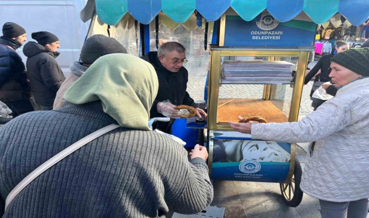 Hayırsever vatandaş 500 simidi bedava dağıttırdı