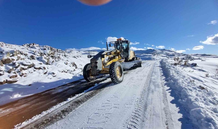 Iğdırda kardan kapanan 12 köy yolu ekipler tarafından ulaşıma açıldı