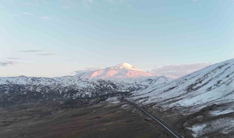 Iğdırda yeterince kar yağışı alamayan dağlar dron ile görüntülendi