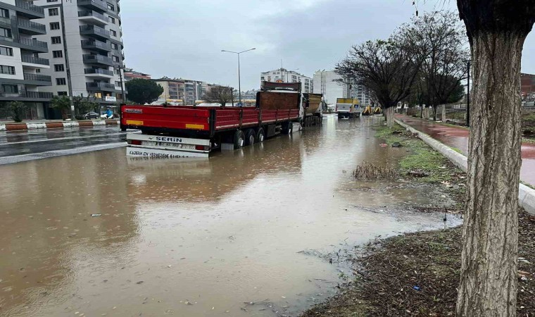 İncirliovada karayolu göle döndü