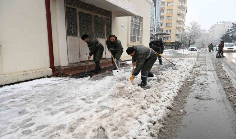 Isparta mevsimin ilk kar yağışıyla beyaza büründü