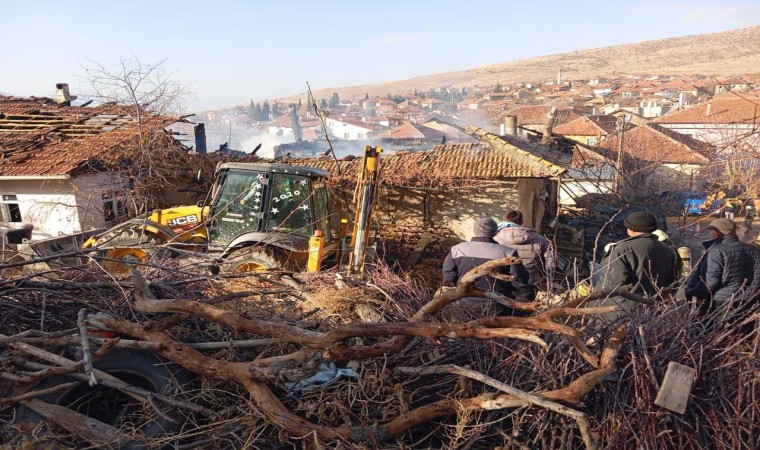 Ispartada sabah saatlerinde çıkan yangın, iki evi küle çevirdi