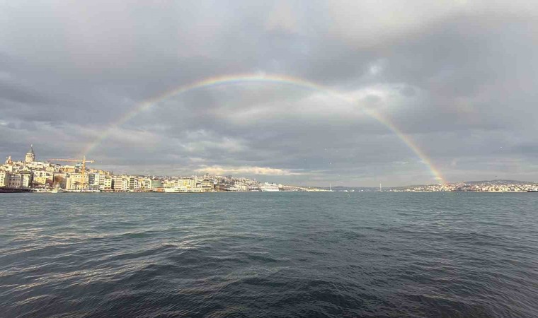 İstanbul Boğazında beliren gökkuşağı mest etti