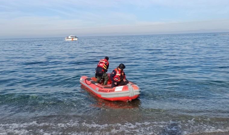 İstanbulda denize düşen iki kardeş için Çanakkale Boğazında arama çalışmaları sürüyor