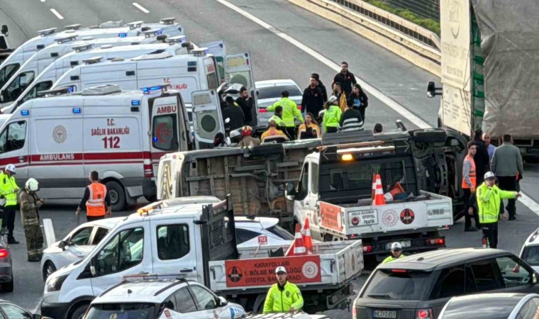 İstanbulda öğrenci servisi devrildi: 7si öğrenci 10 yaralı