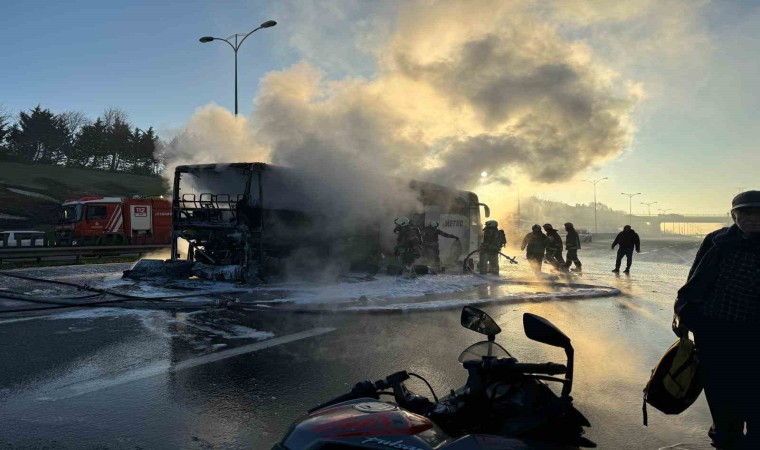 İstanbulda yolcu otobüsü alevlere teslim oldu: 25 kişi ölümden döndü