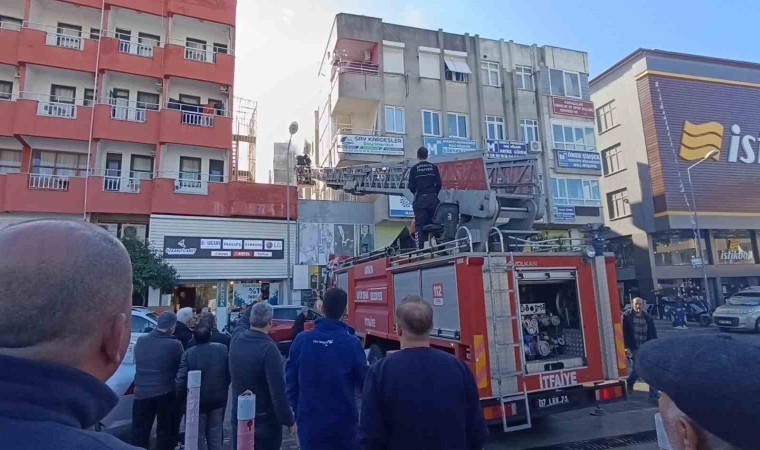 İtfaiye ekipleri ev yangınına balkondan girerek müdahale etti