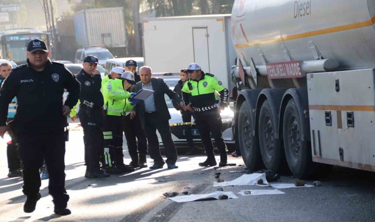 İzmirde öğrenci servisi park halindeki tıra çarptı: 1 ölü, 1 yaralı