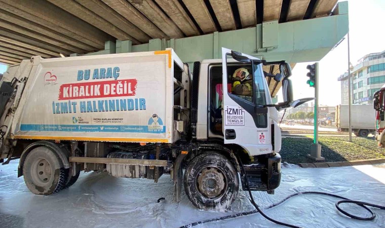 İzmit Belediyesinin çöp kamyonunda yangın çıktı