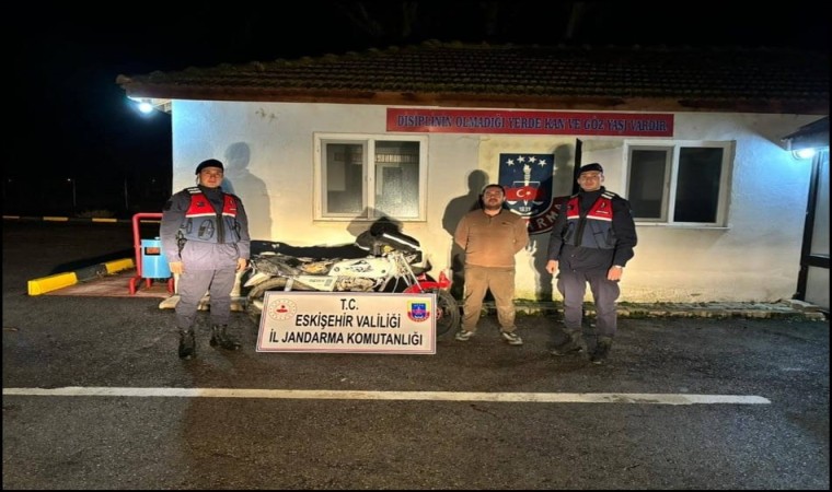 Jandarma ekiplerince bulunan çalıntı motosiklet sahibine teslim edildi