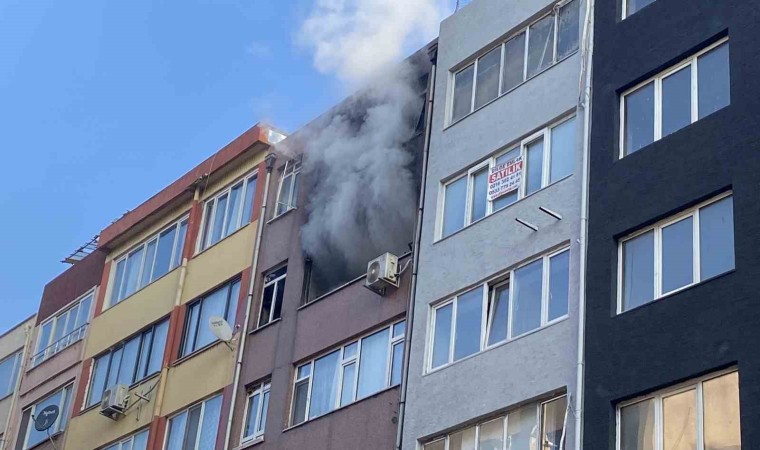 Kadıköyde apartman dairesi alev alev yandı