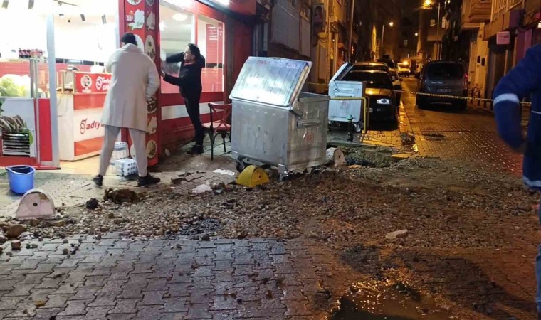 Kadıköyde kanalizasyon borusu patladı, bir dükkan zarar gördü