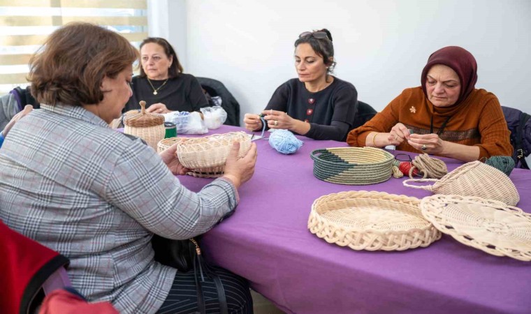 Kadınlar el işi kurslarında yeteneklerini keşfediyor