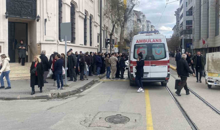 Kalp krizi geçiren yaşlı adama çevreden geçen hemşire müdahale etti