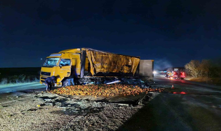 Kamyon devrildi, mandalinaların saçıldığı yol trafiğe kapandı