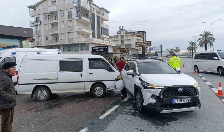 Kamyonet ile otomobil çarpıştı: 1 yaralı