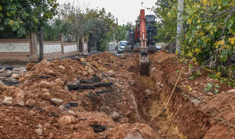 Kanal Mahallesinde Büyükşehir içme suyunu, Kepez asfaltı yeniliyor