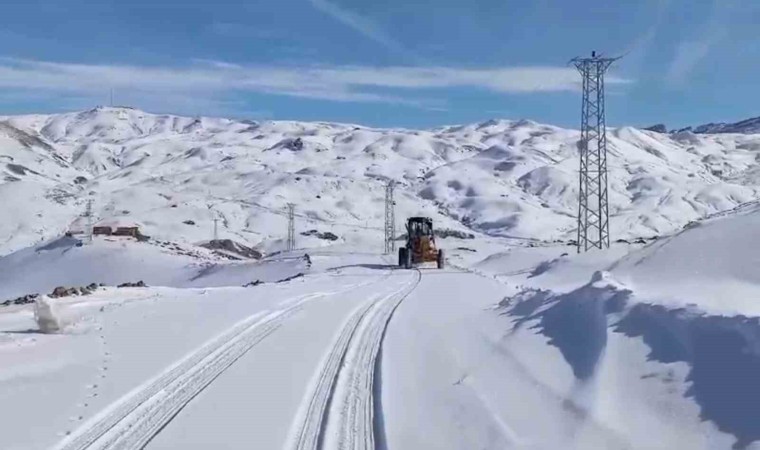 Kar kalınlığı 1 metreye ulaştı, ekipler 35 kilometrelik yolu açmak için seferber oldu