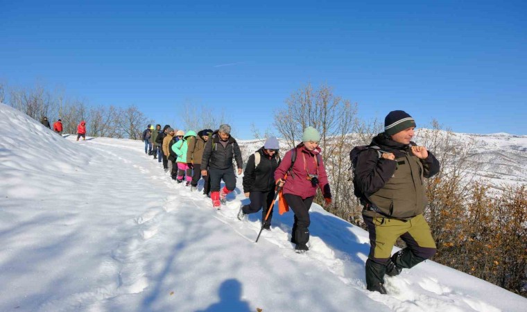 Kar manzaraları eşliğinde 12 km yürüdüler