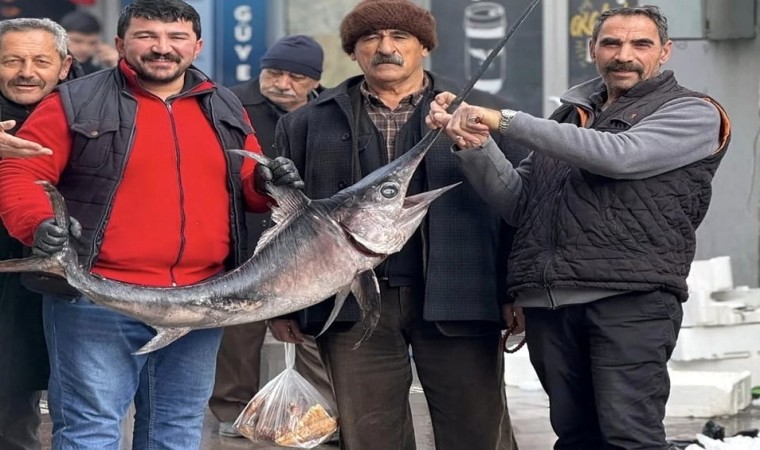 Karadenizden Erzincana gelen Kılıçbalığıyla poz verdiler