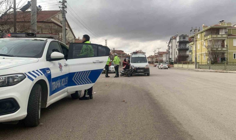 Karamanda hafif ticari araçla çarpışan motokurye yaralandı