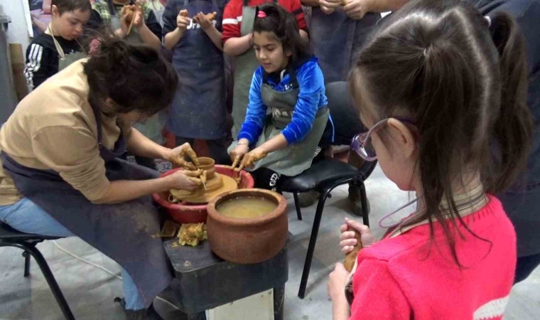 Karamanda özel eğitim sınıfı öğrencileri çömlek yaparak eğlendi