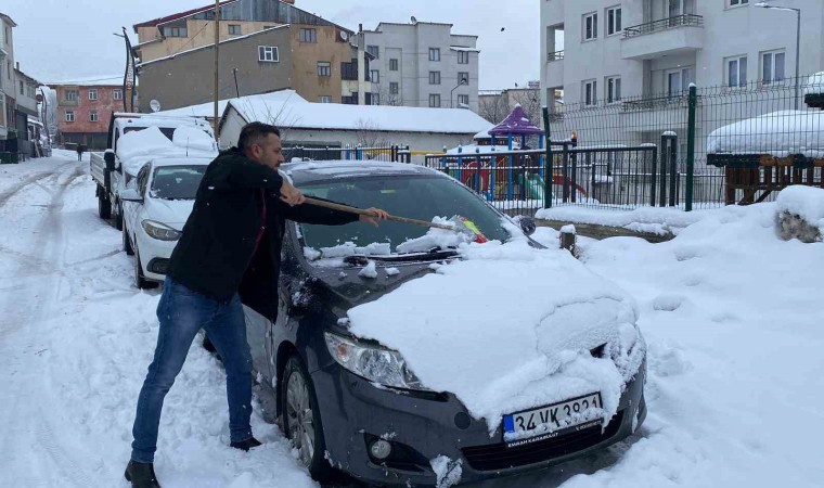 Karlıovada kar esareti: Belediye ekipleri kar birikintilerini kamyonlarla taşıyor