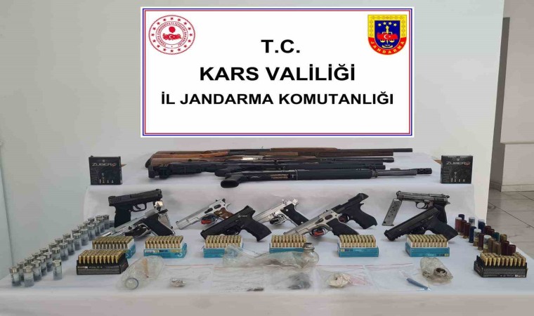 Karsta Jandarmadan silah ve uyuşturucu operasyonu