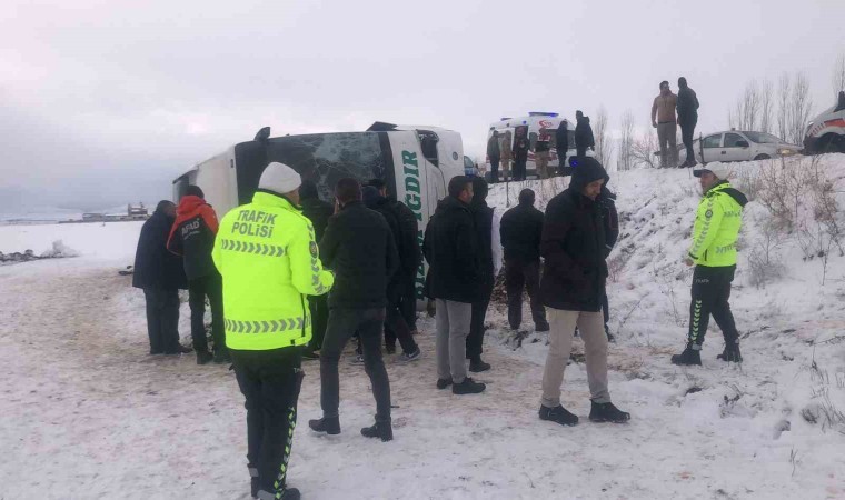 Karsta yolcu otobüsü devrildi: 23 yaralı