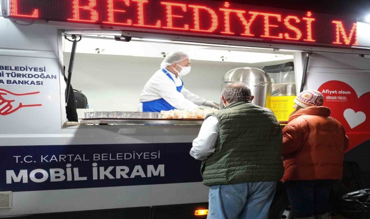 Kartal Belediyesinden soğuk kış sabahlarında içleri ısıtan ikram