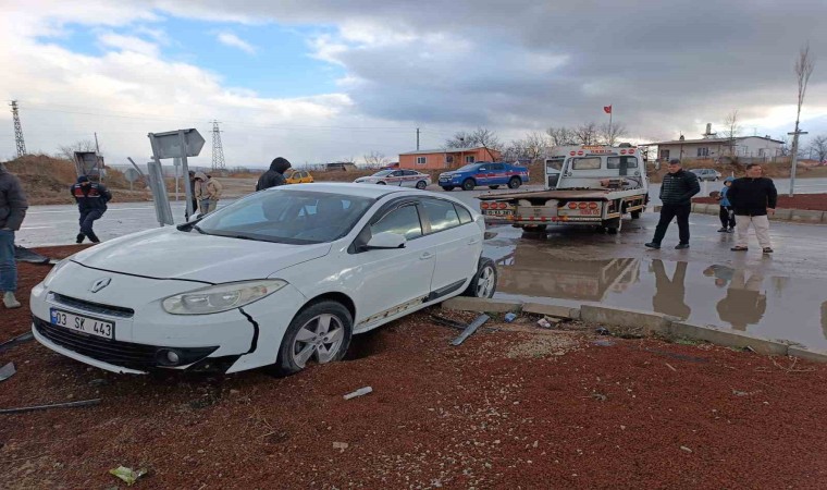 Kavşakta çarpışan otomobillerden birinin sürücüsü yaralandı